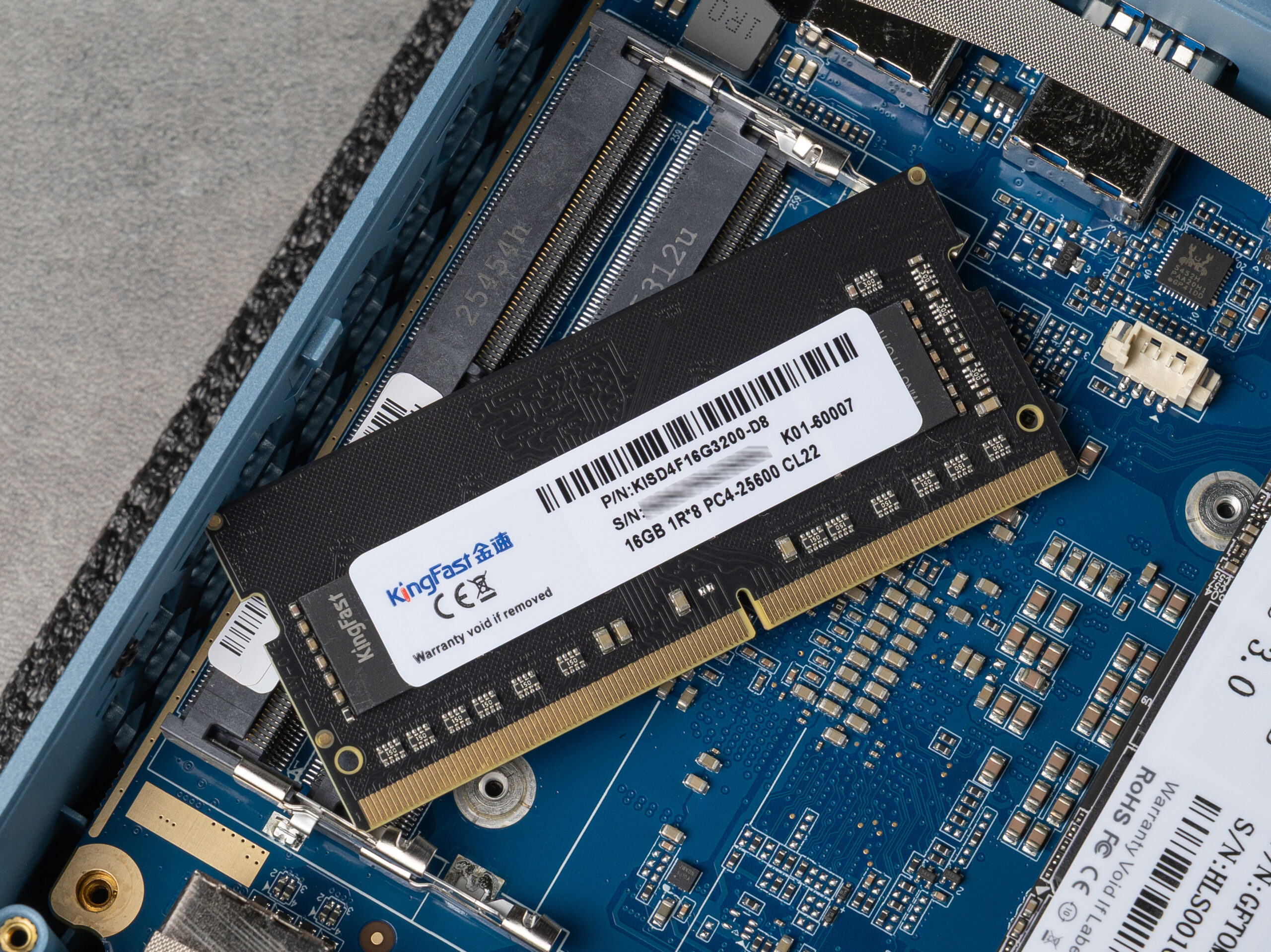 BOSGAME E5から取り外したKingFastメモリ