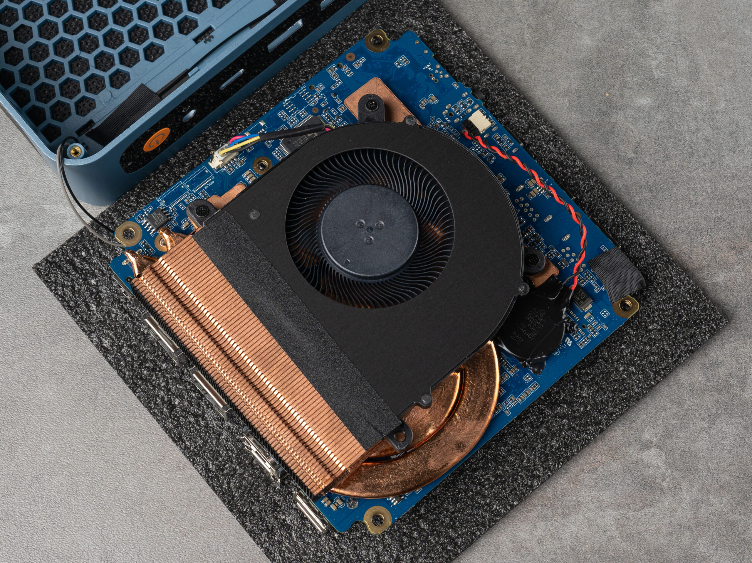 BOSGAME E5のブロワーファンと銅製ヒートシンク